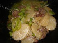 独特的土豆片炒五花肉做法图解8)