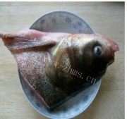 美味的三色鱼头汤做法图解1)
