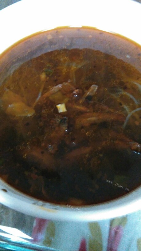 色泽鲜亮的酸辣粉