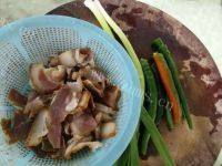 家常菜青椒炒腊肉做法图解1)