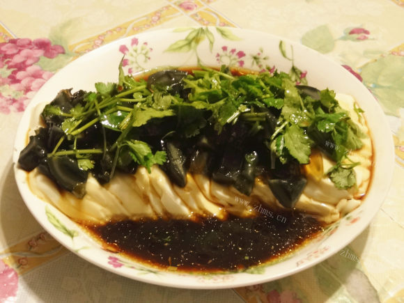 色泽鲜亮的皮蛋豆腐