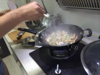 家常菜蘑菇炒肉做法图解6)