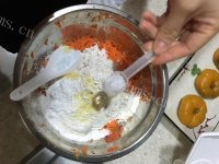 美味的胡萝卜丝虾饼做法图解3)