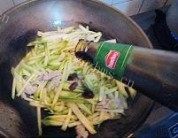 西葫芦炒肉丝做法图解5)