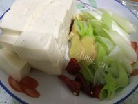家常菜鲫鱼烧豆腐做法图解1)