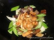 家常菜白菜豆干炒腊肉做法图解6)