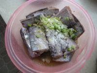 #美食记#炸带鱼做法图解1)