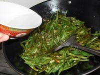 味道香醇的炒四季豆做法图解5)
