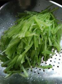 好吃的莴笋肉丝做法图解2)