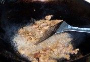 美味的牛肉滑蛋做法图解4)