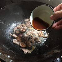 家常香菇肉片西兰花做法图解7)