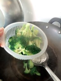 美味的虾仁蒜香西兰花做法图解5)