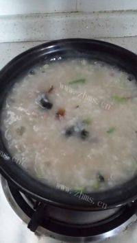 美味的皮蛋瘦肉粥做法图解3)