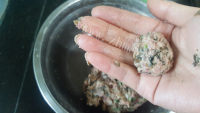 新鲜炸梅菜干猪肉丸做法图解2)