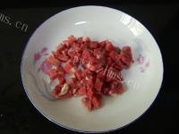 美味的牛肉丁扁豆饭做法图解2)