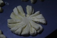 香飘十里的椰蓉花形面包做法图解21)