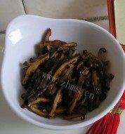 美味的桂香素鸡腿做法图解3)