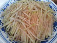 家常菜肉炒土豆丝做法图解2)