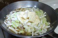 自制白菜炖冻豆腐做法图解13)