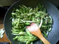 家常菜芹菜炒鸡蛋做法图解9)