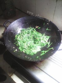 家常菜韭菜炒鸭蛋做法图解3)