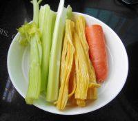 家常菜西芹拌腐竹做法图解1)