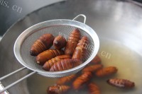 美味的干煸蚕蛹做法图解4)