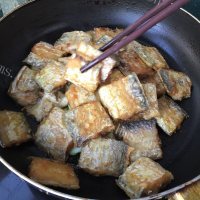 色泽不错的香煎刀鱼做法图解6)