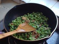 「美味可口」豆角炒肉做法图解5)