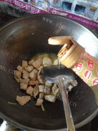 家常菜蒜薹炒肉做法图解5)