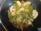 蒜苔烧肉做法图解8)