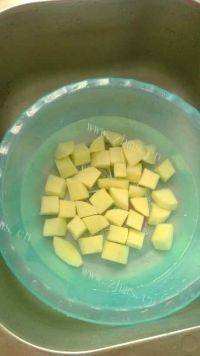 美味的土豆焖排骨做法图解3)