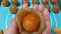 自制广式蛋黄莲蓉月饼做法图解5)