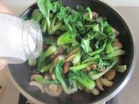 家常菜香菇炒油菜做法图解6)