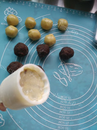 可口的豆沙馅月饼做法图解7)