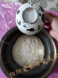 传统油盐扎碱花卷做法图解6)