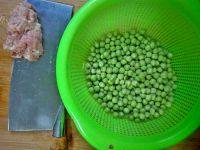 家常菜肉末炒豌豆做法图解1)