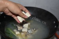 香喷喷的鱼头豆腐汤的做法图解三