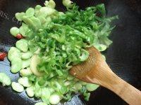 好吃的韭菜炒蚕豆做法图解8)