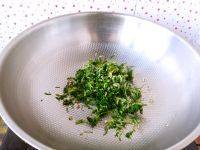 自制荠菜炒年糕做法图解8)