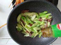 家常菜腊肠炒芥兰做法图解11)