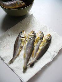 食欲满满的煎小黄花鱼做法图解4)