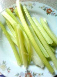 家常菜芹菜豆干做法图解1)