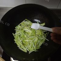 家常菜蒜黄炒鸡蛋做法图解5)