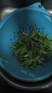 纯天然辣椒炒土猪肉做法图解2)
