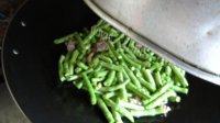 简易的猪肉炒豆角做法图解5)