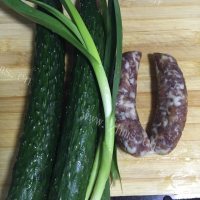 家常菜黄瓜炒腊肠做法图解1)