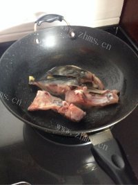 热腾腾的鱼头豆腐汤做法图解6)