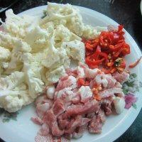 可口的菜花炒肉做法图解1)