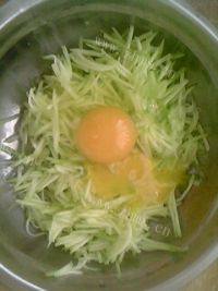 「老爸下厨」西葫芦饼做法图解3)